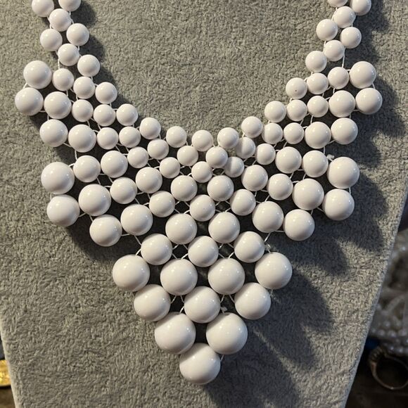 Vintage MCM White Acrylic Beaded Collar Bib Statement Necklace - Picture 2 of 4